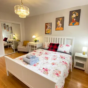 Sunny House - Main Floor, Free Parking, In Guest house