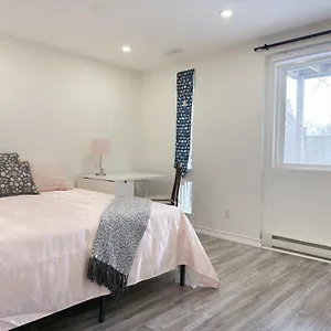 Cozy With Private Bath Near Don Mills Subway Guest house